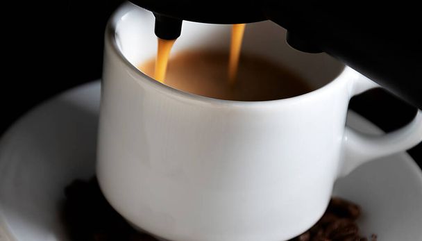 Espresso em uma taça de porcelana branca recém-fabricada  - Foto, Imagem
