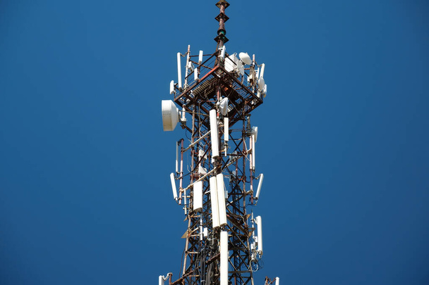 5G Wieża komórkowa na niebieskim tle - Zdjęcie, obraz