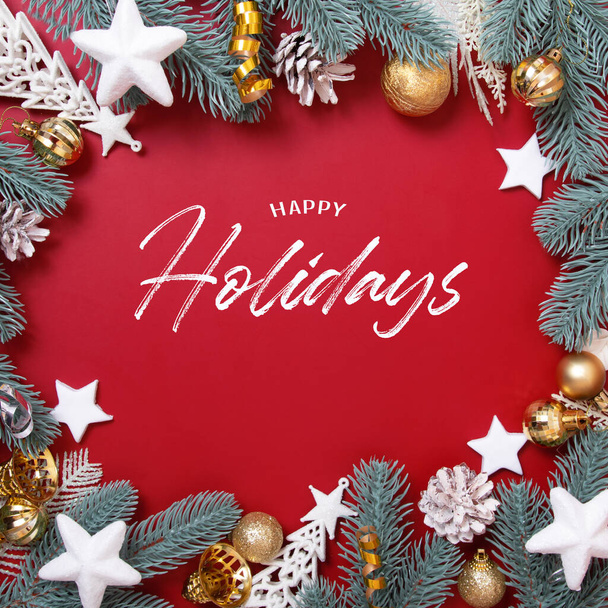 Рамка из рождественских украшений и текст поздравлений с праздниками на красном фоне   - Фото, изображение