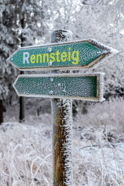 Oberhof yakınlarındaki Thuringian Ormanı 'nın tepelerinde güzel bir kış manzarası. - Fotoğraf, Görsel