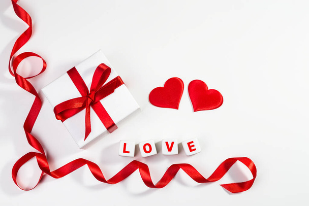 Valentinstag Hintergrund mit roten Herzen und Geschenk. Kopierraum.  - Foto, Bild