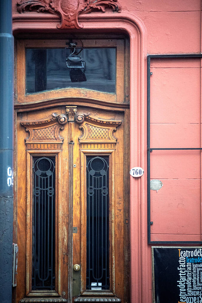 stare drewniane drzwi budynku - Zdjęcie, obraz