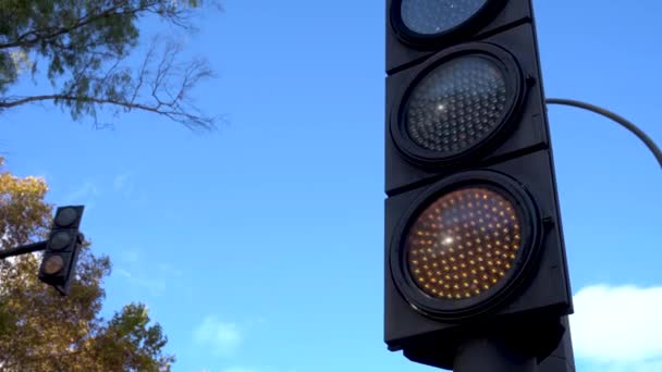  Narancssárga villogó led lámpák egy közlekedési lámpa. - Felvétel, videó
