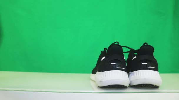 Tacones siendo reemplazados con zapatos deportivos  - Metraje, vídeo