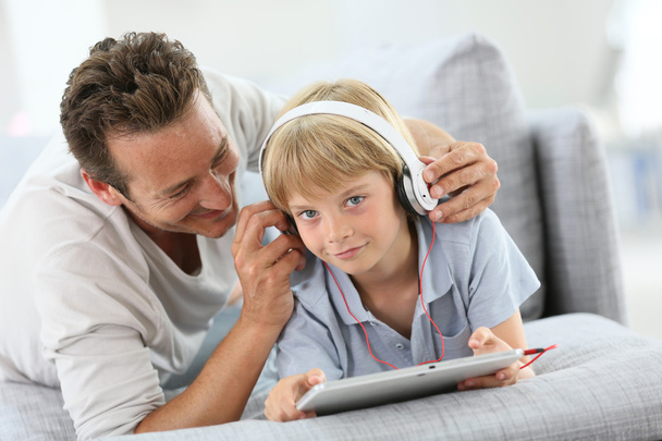 Father and son listening to music - Φωτογραφία, εικόνα
