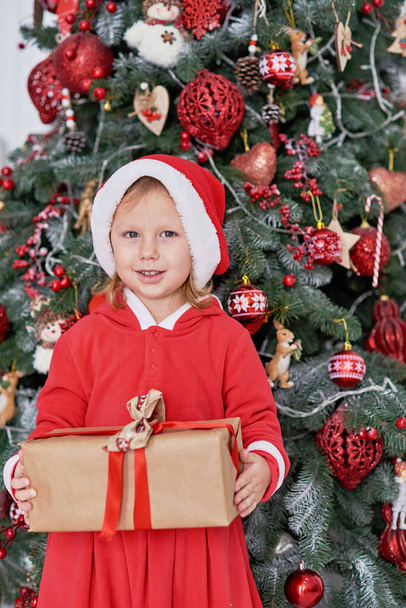 Happy excited girl child holding christmas gift box. Happy little girl excited at Christmas Eve. Hope concept Waiting for Santa claus. Hopeful child. New year eve. Dreams come true. - Foto, Bild