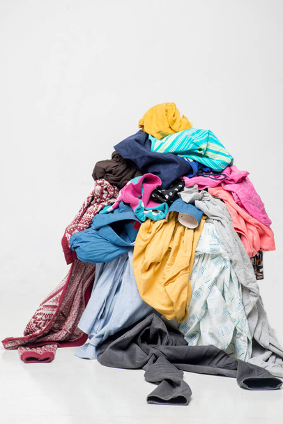 mucchio di vestiti usati su uno sfondo chiaro. Usato per il riciclaggio - Foto, immagini