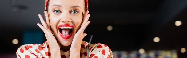asombrado pin up mujer con los labios rojos y la boca abierta en la cafetería, pancarta  - Foto, imagen