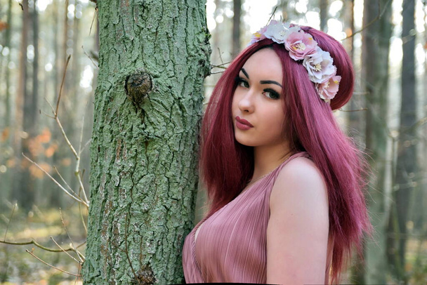 Modelo feminina na floresta, sessão fotográfica diurna. Jovem com cabelos vermelhos, estilo princesa.  - Foto, Imagem