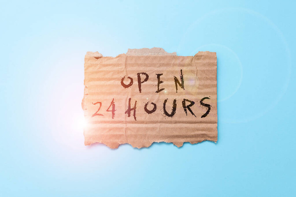 Bildunterschrift: Open 24 Hours. Word geschrieben auf verfügbar den ganzen Tag und die ganze Nacht ohne zu schließen oder zu stoppen Einfache hausgemachte Bastelideen und Designs Recycling gebrauchter Materialien - Foto, Bild