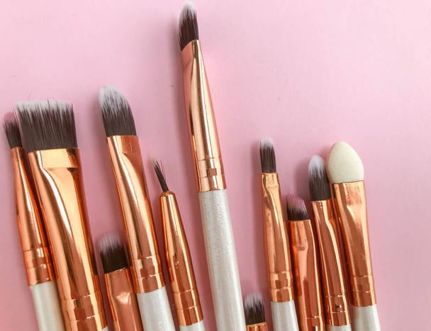 makeup brushes on a bright background. white brushes with a gold tip. natural bristles for applying texture to the face. brushes for easy application of powder. - 写真・画像