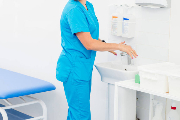 hand washing and sanitizer disinfection. The doctor is preparing to receive patients - Foto, Imagen