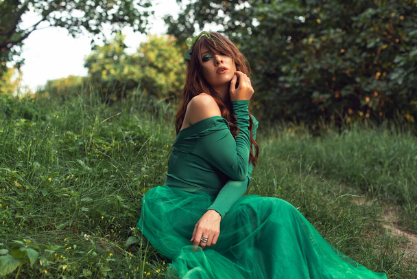 jovem mulher em vestido verde no parque - Foto, Imagem