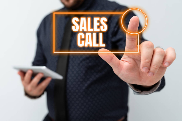 Pisanie wyświetlania tekstu Sales Call. Podejście biznesowe połączenie telefoniczne wykonane przez przedstawiciela handlowego firmy prezentującej pomysły na nowe technologie Dyskusja o poprawie technologii - Zdjęcie, obraz