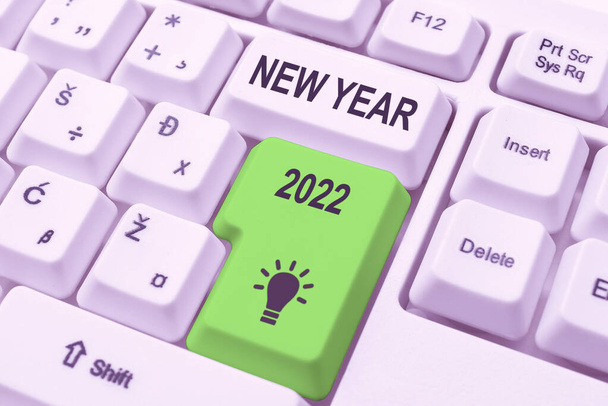 Firma mostrando Año Nuevo 2022. Concepto que significa Saludo Celebrando la Fiesta Nuevo Comienzo Mejores deseos Crear un Nuevo Programa de Procesamiento de Palabras, Fijando Códigos de Programación Complicados - Foto, imagen