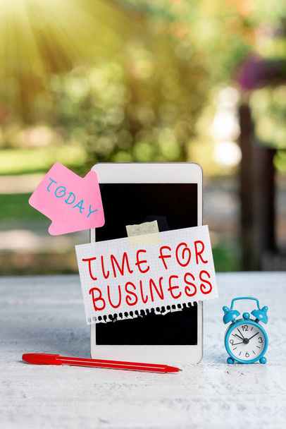 Znak tekstowy pokazujący Czas na Biznes. Business showcase zrealizować transakcje w terminie obiecanym klientowi Streszczenie Outdoor Smartphone Fotografia, Wyświetlanie nowego urządzenia - Zdjęcie, obraz