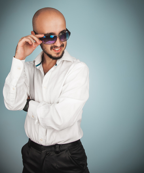 Luxury man in sunglasses and white shirt looking away - Zdjęcie, obraz