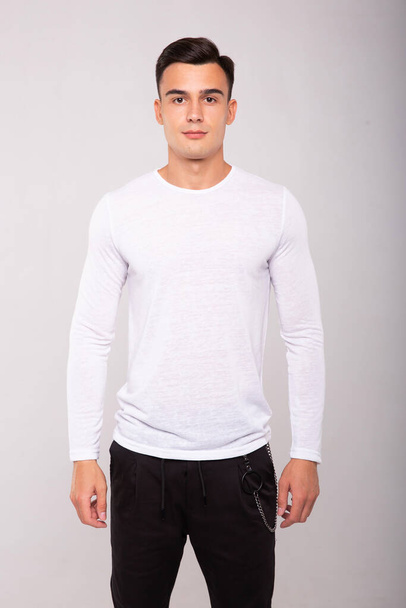 Стильний модний чоловік у білій порожній футболці, студійний портрет
 - Фото, зображення
