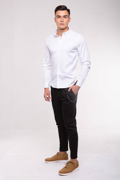Стильний модний чоловік у білій порожній футболці, студійний портрет
 - Фото, зображення