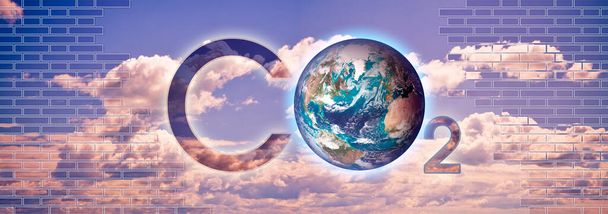 Наличие СО2 в атмосфере - концептуальное изображение с изображением планеты Земля НАСА за открытой кирпичной стеной. - Фото, изображение