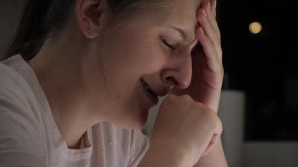 Nahaufnahme Porträt einer aufgebrachten gestressten Frau, die nachts zu Hause weint. Konzept von Verzweiflung, Stress, Depression, Angst und Frustration. - Filmmaterial, Video