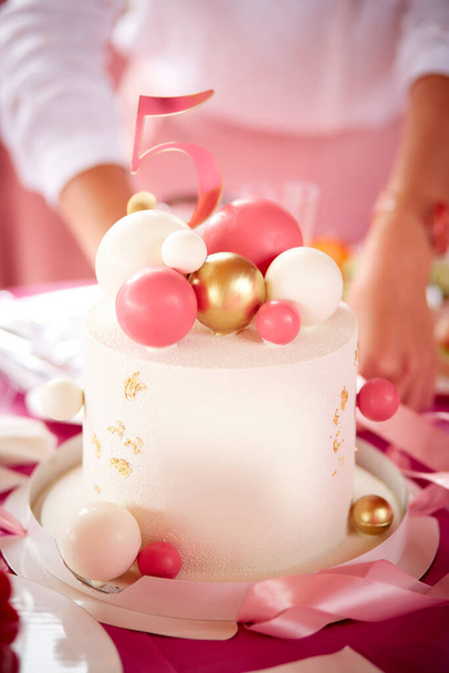 誕生日ピンクの女の子5周年ケーキ。企業のパーティー、会社の記念日のコンセプト。ピンクのデザートの背景、お祝いケーキをモックアップします。高品質の写真 - 写真・画像