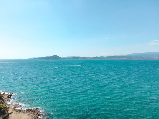 Parti kilátás gyönyörű Égei-tenger és a tengerparton. Égei-tengeri szigetek a láthatáron. Légi drón kilátás nyári nyaralás táj kék ég. - Fotó, kép
