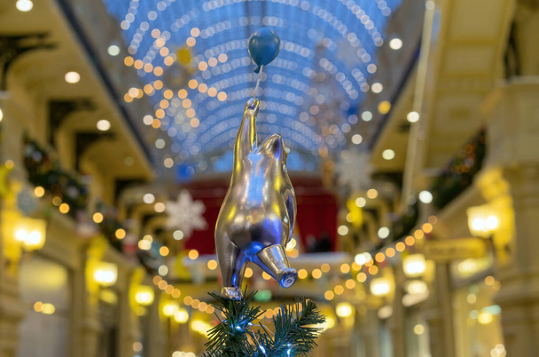 Eisbär mit Luftballon auf dem Weihnachtsbaum. - Foto, Bild