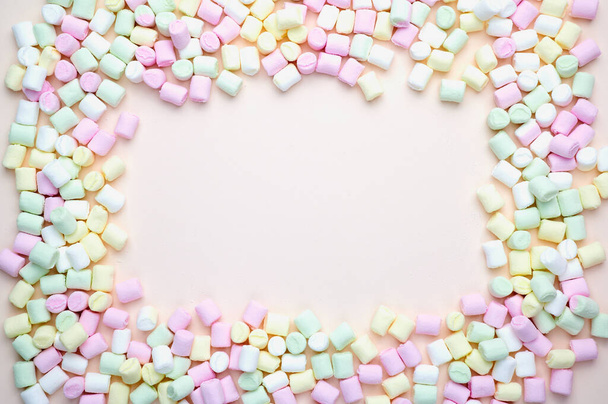 telaio posato con marshmallow in colori pastello - Foto, immagini