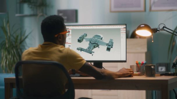 African American 3D designer working remotely from home - Foto, afbeelding