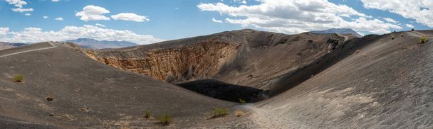 Paisaje volcánico. Punto de vista del cráter Ubehebe en el Parque Nacional Death Valley, California - Foto, Imagen