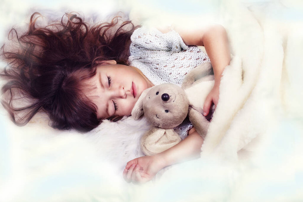 Little girl sleeping hugging a soft toy - Фото, изображение