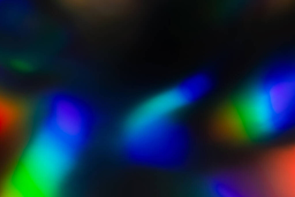 барвисте веселкове кришталеве світло витікає на чорному тлі
 - Фото, зображення