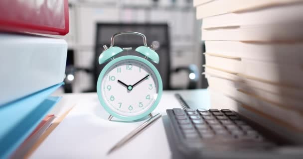 Reloj despertador y gran número de documentos en el escritorio en la oficina - Imágenes, Vídeo