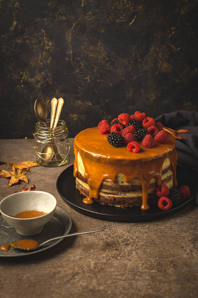 Delicious caramel cake with blackberries and raspberries. - Zdjęcie, obraz