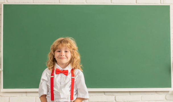 Vissza az iskolába. tudásnap. az oktatás fogalma. kocka gyerek hosszú haj táblánál. - Fotó, kép