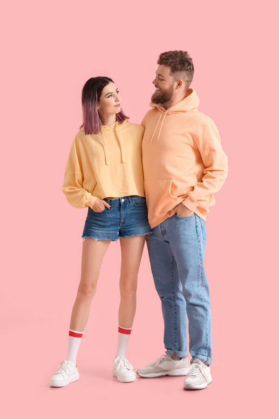 Renkli kapüşonlu havalı genç çift - Fotoğraf, Görsel