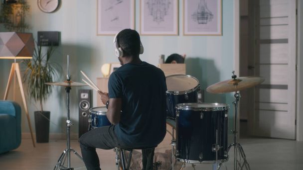 Schwarzer Schlagzeuger probt zu Hause - Foto, Bild
