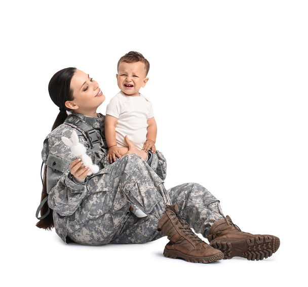Женщина-солдат со своим маленьким сыном, изолированным на белом - Фото, изображение