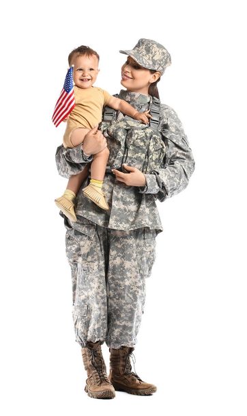 Жінка-солдат зі своїм маленьким сином і прапором США ізольована на білому. - Фото, зображення
