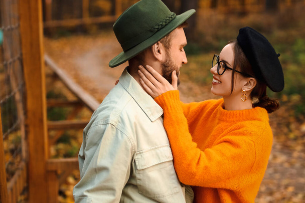 Krásný módní pár dívá na sebe v podzimním parku - Fotografie, Obrázek