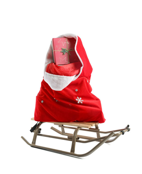 Trineo con bolsa de Santa sobre fondo blanco - Foto, Imagen