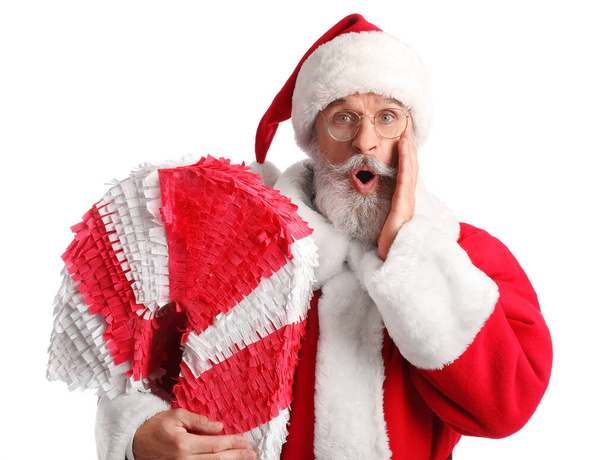 Překvapený Santa Claus s cukrovou třtinou pinata izolované na bílém - Fotografie, Obrázek