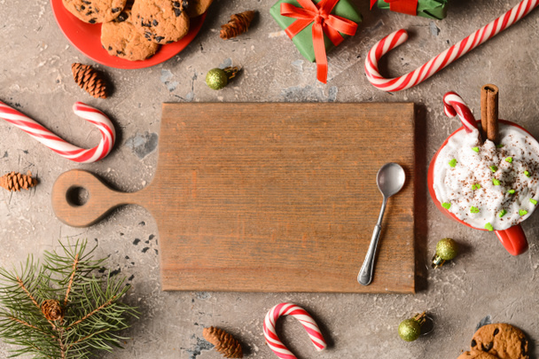 Lezzetli kakao, şeker kamışı, ahşap tahta ve gri arka planda lezzetli kurabiyeler içeren kompozisyon - Fotoğraf, Görsel