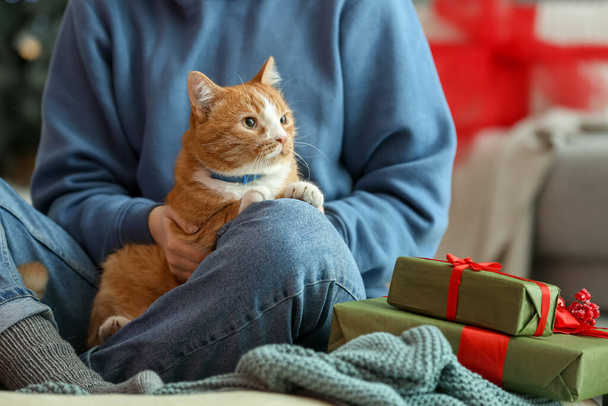 Nainen söpö punainen kissa kotona jouluaattona - Valokuva, kuva