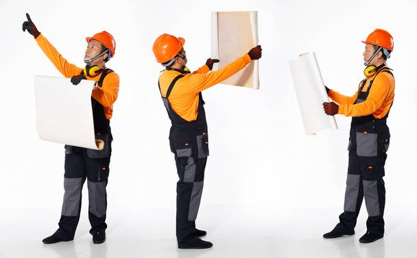 Homme asiatique senior porter chemise uniforme orange hardhat et gant en cuir comme ingénieur chantier de travail. Pleine longueur de court petit mâle tenir le modèle comprimé de nombreux actes, fond blanc isolé - Photo, image