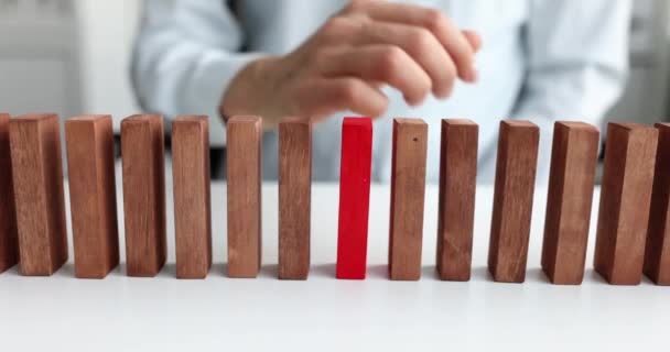 Empresaria saca bloque de madera roja de la fila de los beige - Imágenes, Vídeo