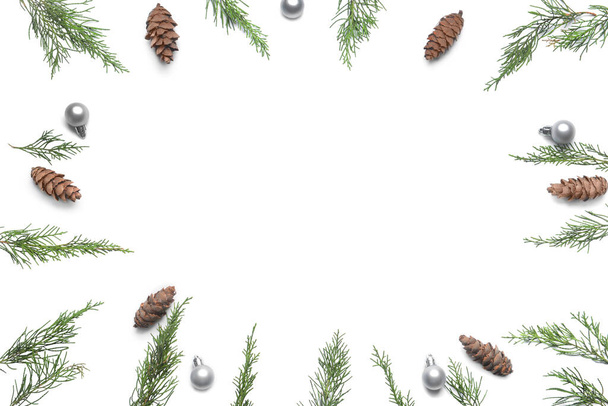 Beyaz zemin üzerinde kozalaklı dallardan, kozalaklardan ve Noel toplarından yapılmış çerçeve - Fotoğraf, Görsel