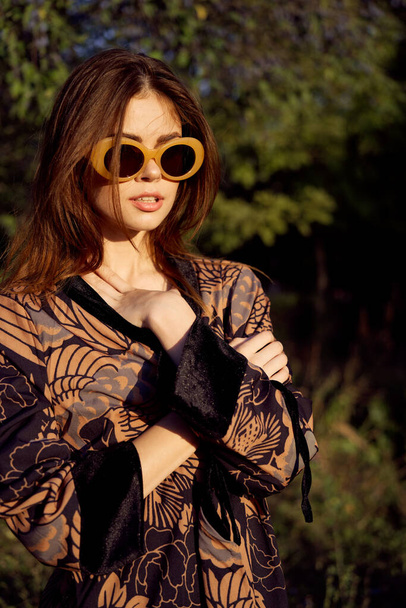 pretty woman wearing sunglasses outdoors fashion nature - Foto, imagen