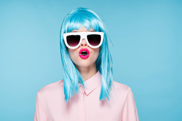 mulher atraente em óculos de sol de peruca roxo modelo de fundo azul - Foto, Imagem